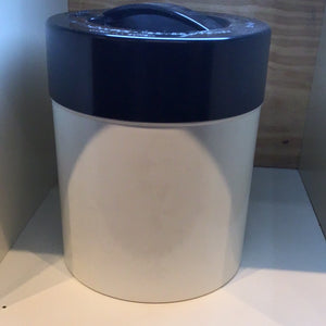 Vacuum sealed container