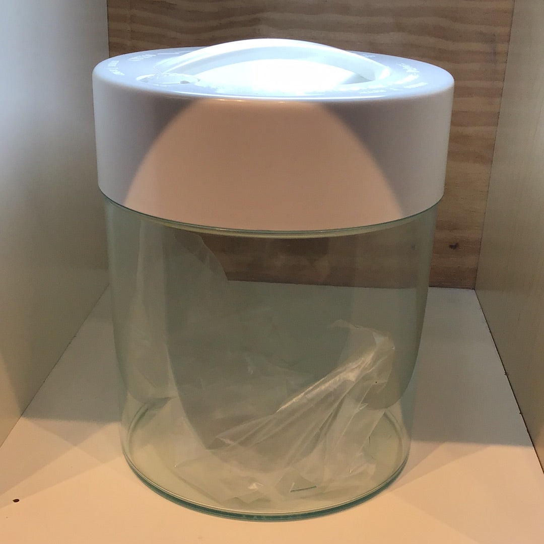 Vacuum sealed container